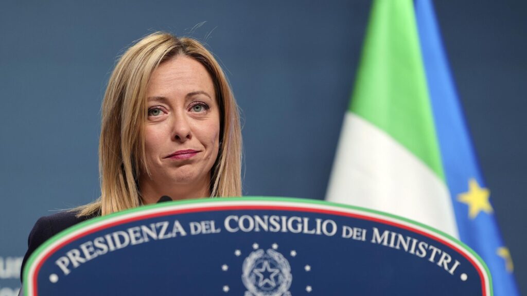 Bị làm giả clip 'nóng', Thủ tướng Ý kiện đòi 100.000 euro