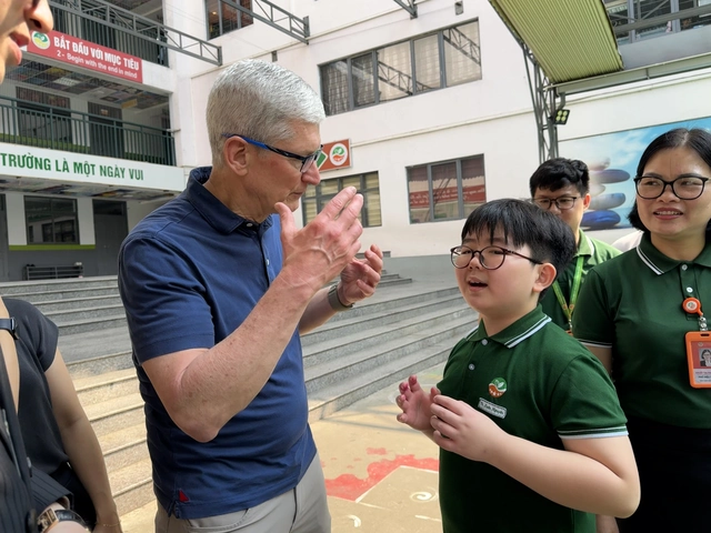 Học sinh hỏi, Tim Cook trả lời: Vì sao kính Apple Vision Pro lại đắt ngang một chiếc xe máy?