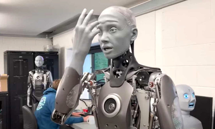 Robot AI tiên đoán và cười cùng lúc với người đối diện